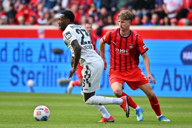16 May 2026, Baden-Wuerttemberg, Heidenheim: FSV Mainz's Sheraldo Becker (L) and Heidenheim's Jonas Foehrenbach battle for the ball during the German Bundesliga soccer match between 1. FC Heidenheim and FSV Mainz 05 at Voith-Arena. Photo: Jan-Philipp Strobel/dpa - WICHTIGER HINWEIS: Gemäß den Vorgaben der DFL Deutsche Fußball Liga bzw. des DFB Deutscher Fußball-Bund ist es untersagt, in dem Stadion und/oder vom Spiel angefertigte Fotoaufnahmen in Form von Sequenzbildern und/oder videoähnlichen Fotostrecken zu verwerten bzw. verwerten zu lassen.
