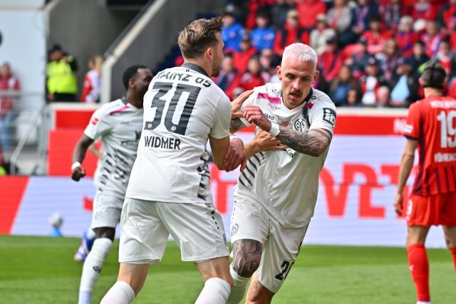 16 May 2026, Baden-Wuerttemberg, Heidenheim: Mainz's Phillip Tietz (R) celebrates scoring his side's first goal with teammate Silvan Widmer during the German Bundesliga soccer match between 1. FC Heidenheim and FSV Mainz 05 at Voith-Arena. Photo: Jan-Philipp Strobel/dpa - WICHTIGER HINWEIS: Gemäß den Vorgaben der DFL Deutsche Fußball Liga bzw. des DFB Deutscher Fußball-Bund ist es untersagt, in dem Stadion und/oder vom Spiel angefertigte Fotoaufnahmen in Form von Sequenzbildern und/oder videoähnlichen Fotostrecken zu verwerten bzw. verwerten zu lassen.
