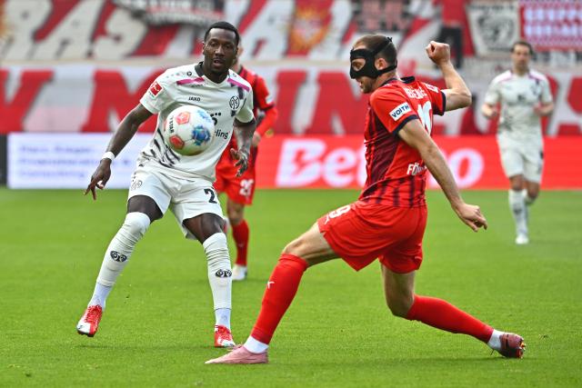 16 May 2026, Baden-Wuerttemberg, Heidenheim: FSV Mainz's Sheraldo Becker (L) and Heidenheim's Jonas Foehrenbach battle for the ball during the German Bundesliga soccer match between 1. FC Heidenheim and FSV Mainz 05 at Voith-Arena. Photo: Jan-Philipp Strobel/dpa - WICHTIGER HINWEIS: Gemäß den Vorgaben der DFL Deutsche Fußball Liga bzw. des DFB Deutscher Fußball-Bund ist es untersagt, in dem Stadion und/oder vom Spiel angefertigte Fotoaufnahmen in Form von Sequenzbildern und/oder videoähnlichen Fotostrecken zu verwerten bzw. verwerten zu lassen.