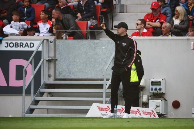 16 May 2026, Baden-Wuerttemberg, Freiburg im Breisgau: Leipzig coach Ole Werner gestures on the sidelines during the German Bundesliga soccer match between SC Freiburg and RB Leipzig at Europa-Park Stadium. Photo: Philipp von Ditfurth/dpa - WICHTIGER HINWEIS: Gemäß den Vorgaben der DFL Deutsche Fußball Liga bzw. des DFB Deutscher Fußball-Bund ist es untersagt, in dem Stadion und/oder vom Spiel angefertigte Fotoaufnahmen in Form von Sequenzbildern und/oder videoähnlichen Fotostrecken zu verwerten bzw. verwerten zu lassen.