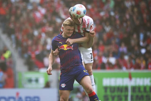 16 May 2026, Baden-Wuerttemberg, Freiburg im Breisgau: Leipzig's Willi Orban (L) and Freiburg's Matthias Ginter battle for tha ball during the German Bundesliga soccer match between SC Freiburg and RB Leipzig at Europa-Park Stadium. Photo: Philipp von Ditfurth/dpa - WICHTIGER HINWEIS: Gemäß den Vorgaben der DFL Deutsche Fußball Liga bzw. des DFB Deutscher Fußball-Bund ist es untersagt, in dem Stadion und/oder vom Spiel angefertigte Fotoaufnahmen in Form von Sequenzbildern und/oder videoähnlichen Fotostrecken zu verwerten bzw. verwerten zu lassen.