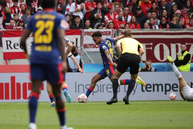 16 May 2026, Baden-Wuerttemberg, Freiburg im Breisgau: Leipzig's Assan Ouedraogo scores his side's first goal during the German Bundesliga soccer match between SC Freiburg and RB Leipzig at Europa-Park Stadium. Photo: Philipp von Ditfurth/dpa - WICHTIGER HINWEIS: Gemäß den Vorgaben der DFL Deutsche Fußball Liga bzw. des DFB Deutscher Fußball-Bund ist es untersagt, in dem Stadion und/oder vom Spiel angefertigte Fotoaufnahmen in Form von Sequenzbildern und/oder videoähnlichen Fotostrecken zu verwerten bzw. verwerten zu lassen.