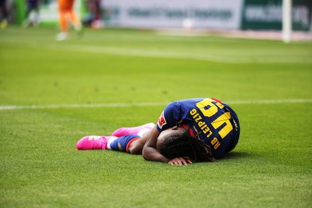 16 May 2026, Baden-Wuerttemberg, Freiburg im Breisgau: Leipzig's Yan Diomande lies on the field injured during the German Bundesliga soccer match between SC Freiburg and RB Leipzig at Europa-Park Stadium. Photo: Philipp von Ditfurth/dpa - WICHTIGER HINWEIS: Gemäß den Vorgaben der DFL Deutsche Fußball Liga bzw. des DFB Deutscher Fußball-Bund ist es untersagt, in dem Stadion und/oder vom Spiel angefertigte Fotoaufnahmen in Form von Sequenzbildern und/oder videoähnlichen Fotostrecken zu verwerten bzw. verwerten zu lassen.