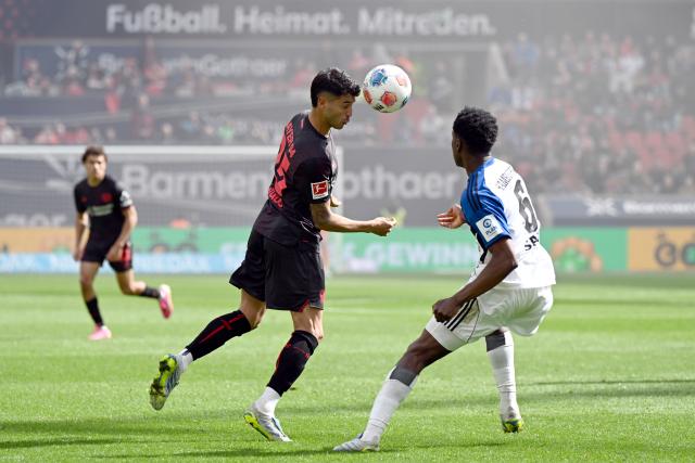 16 May 2026, North Rhine-Westphalia, Leverkusen: Bayer Leverkusen's Exequiel Palacios (L) and Hamburger's Albert Lokonga battle for the ball during the German Bundesliga soccer match between Bayer Leverkusen and Hamburger SV at BayArena. Photo: Federico Gambarini/dpa - WICHTIGER HINWEIS: Gemäß den Vorgaben der DFL Deutsche Fußball Liga bzw. des DFB Deutscher Fußball-Bund ist es untersagt, in dem Stadion und/oder vom Spiel angefertigte Fotoaufnahmen in Form von Sequenzbildern und/oder videoähnlichen Fotostrecken zu verwerten bzw. verwerten zu lassen.