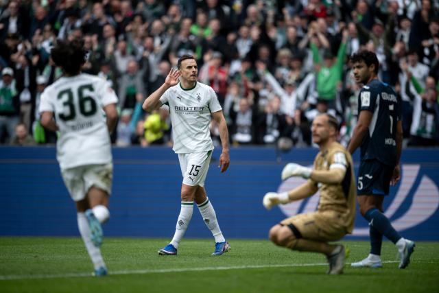 16 May 2026, North Rhine-Westphalia, Moenchengladbach: Moenchengladbach's Haris Tabakovic (C) celebrates scoring his side's second goal during the German Bundesliga soccer match between Borussia Moenchengladbach and TSG 1899 Hoffenheim at Borussia-Park Stadium. Photo: Fabian Strauch/dpa - WICHTIGER HINWEIS: Gemäß den Vorgaben der DFL Deutsche Fußball Liga bzw. des DFB Deutscher Fußball-Bund ist es untersagt, in dem Stadion und/oder vom Spiel angefertigte Fotoaufnahmen in Form von Sequenzbildern und/oder videoähnlichen Fotostrecken zu verwerten bzw. verwerten zu lassen.