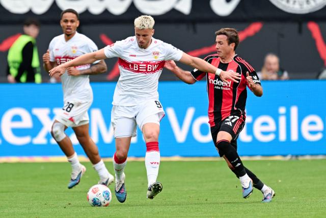 16 May 2026, Hesse, Frankfurt/M.: Stuttgart's Ermedin Demirovic (L) and Eintracht Frankfurt's Mario Goetze battle for the ball during the German Bundesliga soccer match between Eintracht Frankfurt and VfB Stuttgart at Deutsche Bank Park. Photo: Uwe Anspach/dpa - WICHTIGER HINWEIS: Gemäß den Vorgaben der DFL Deutsche Fußball Liga bzw. des DFB Deutscher Fußball-Bund ist es untersagt, in dem Stadion und/oder vom Spiel angefertigte Fotoaufnahmen in Form von Sequenzbildern und/oder videoähnlichen Fotostrecken zu verwerten bzw. verwerten zu lassen.