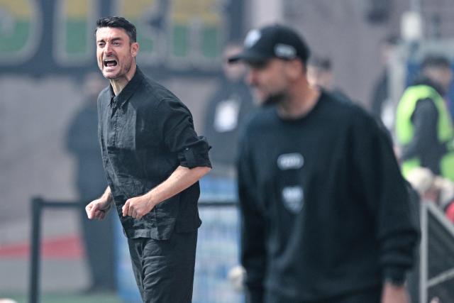 16 May 2026, Hesse, Frankfurt/M.: Eintracht Frankfurt coach Albert Riera (L) gestures on the touchline during the German Bundesliga soccer match between Eintracht Frankfurt and VfB Stuttgart at Deutsche Bank Park. Photo: Uwe Anspach/dpa - WICHTIGER HINWEIS: Gemäß den Vorgaben der DFL Deutsche Fußball Liga bzw. des DFB Deutscher Fußball-Bund ist es untersagt, in dem Stadion und/oder vom Spiel angefertigte Fotoaufnahmen in Form von Sequenzbildern und/oder videoähnlichen Fotostrecken zu verwerten bzw. verwerten zu lassen.