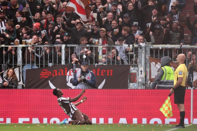 16 May 2026, Hamburg: St. Pauli's Abdoulie Ceesay celebrates  scoring his side's first goal during the German Bundesliga soccer match between FC St. Pauli and VfL Wolfsburg at Millerntor Stadium. Photo: Christian Charisius/dpa - WICHTIGER HINWEIS: Gemäß den Vorgaben der DFL Deutsche Fußball Liga bzw. des DFB Deutscher Fußball-Bund ist es untersagt, in dem Stadion und/oder vom Spiel angefertigte Fotoaufnahmen in Form von Sequenzbildern und/oder videoähnlichen Fotostrecken zu verwerten bzw. verwerten zu lassen.