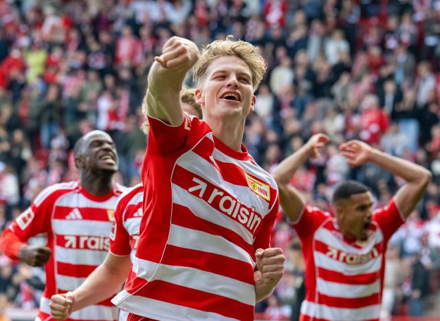 16 May 2026, Berlin: Union Berlin's Andras Schaefer celebrates scoring his side's third goal with teammates during the German Bundesliga soccer match between S1. FC Union Berlin and FC Augsburg at An der Alten Foersterei. Photo: Soeren Stache/dpa - WICHTIGER HINWEIS: Gemäß den Vorgaben der DFL Deutsche Fußball Liga bzw. des DFB Deutscher Fußball-Bund ist es untersagt, in dem Stadion und/oder vom Spiel angefertigte Fotoaufnahmen in Form von Sequenzbildern und/oder videoähnlichen Fotostrecken zu verwerten bzw. verwerten zu lassen.