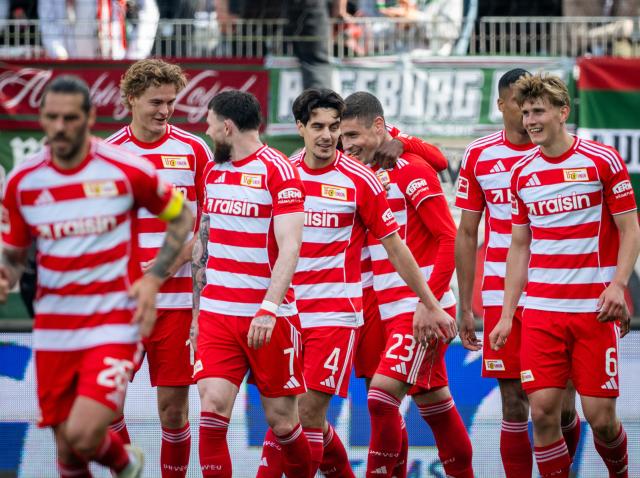 16 May 2026, Berlin: Union Berlin's Andrej Ilic (3rd R) celebrates scoring his side's second goal with teammates during the German Bundesliga soccer match between S1. FC Union Berlin and FC Augsburg at An der Alten Foersterei. Photo: Soeren Stache/dpa - WICHTIGER HINWEIS: Gemäß den Vorgaben der DFL Deutsche Fußball Liga bzw. des DFB Deutscher Fußball-Bund ist es untersagt, in dem Stadion und/oder vom Spiel angefertigte Fotoaufnahmen in Form von Sequenzbildern und/oder videoähnlichen Fotostrecken zu verwerten bzw. verwerten zu lassen.