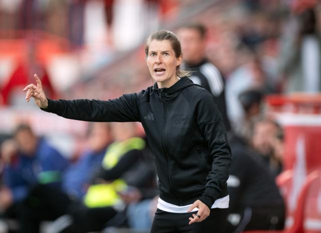 16 May 2026, Berlin: Union Berlin coach Marie-Louise Eta gestures on the sideline during the German Bundesliga soccer match between S1. FC Union Berlin and FC Augsburg at An der Alten Foersterei. Photo: Soeren Stache/dpa - WICHTIGER HINWEIS: Gemäß den Vorgaben der DFL Deutsche Fußball Liga bzw. des DFB Deutscher Fußball-Bund ist es untersagt, in dem Stadion und/oder vom Spiel angefertigte Fotoaufnahmen in Form von Sequenzbildern und/oder videoähnlichen Fotostrecken zu verwerten bzw. verwerten zu lassen.