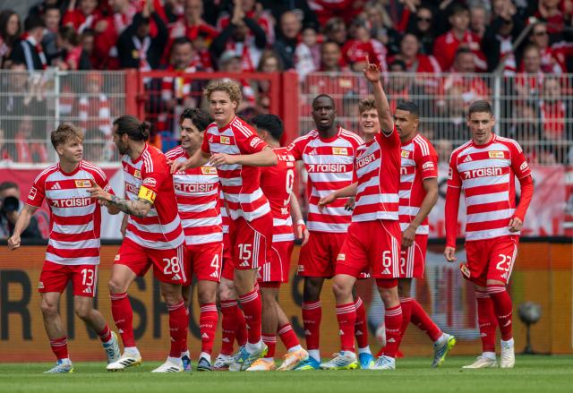 16 May 2026, Berlin: Union players celebrate their side's first goal during the German Bundesliga soccer match between S1. FC Union Berlin and FC Augsburg at An der Alten Foersterei. Photo: Soeren Stache/dpa - WICHTIGER HINWEIS: Gemäß den Vorgaben der DFL Deutsche Fußball Liga bzw. des DFB Deutscher Fußball-Bund ist es untersagt, in dem Stadion und/oder vom Spiel angefertigte Fotoaufnahmen in Form von Sequenzbildern und/oder videoähnlichen Fotostrecken zu verwerten bzw. verwerten zu lassen.