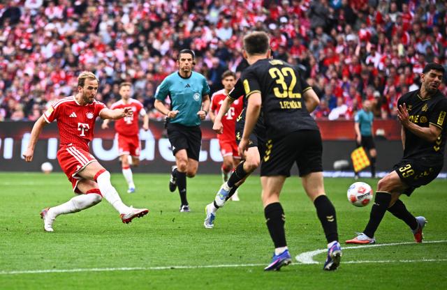 16 May 2026, Bavaria, Munich: Bayern Munich's Harry Kane (L) scores his side's fourth goal during the German Bundesliga soccer match between Bayern Munich and 1. FC Cologne at Allianz Arena. Photo: Tom Weller/dpa - IMPORTANT NOTICE: DFL and DFB regulations prohibit any use of photographs as image sequences and/or quasi-video.