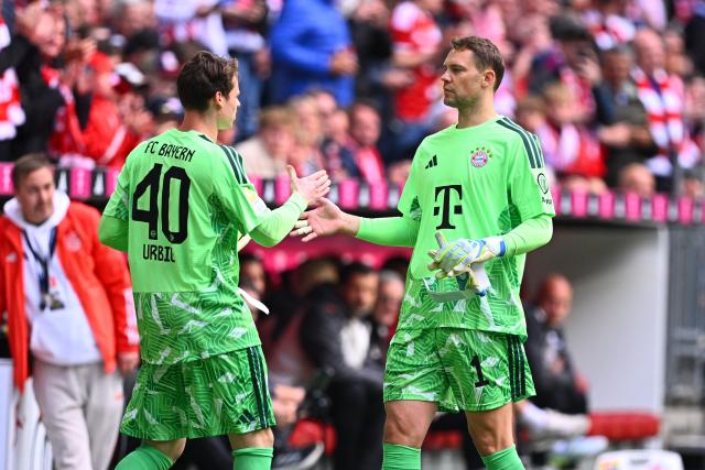 16 May 2026, Bavaria, Munich: Bayern Munich goalkeeper Manuel Neuer (R) is substituted for goalkeeper Jonas Urbig during the German Bundesliga soccer match between Bayern Munich and 1. FC Cologne at Allianz Arena. Photo: Tom Weller/dpa - IMPORTANT NOTICE: DFL and DFB regulations prohibit any use of photographs as image sequences and/or quasi-video.