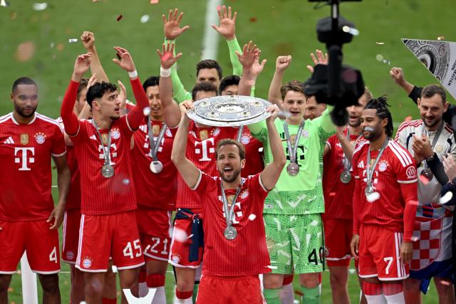 16 May 2026, Bavaria, Munich: Bayern Munich's Harry Kane and teammates celebrate winning the German championship with the championship trophy after the German Bundesliga soccer match between Bayern Munich and 1. FC Cologne at Allianz Arena. Photo: Sven Hoppe/dpa - IMPORTANT NOTICE: DFL and DFB regulations prohibit any use of photographs as image sequences and/or quasi-video.