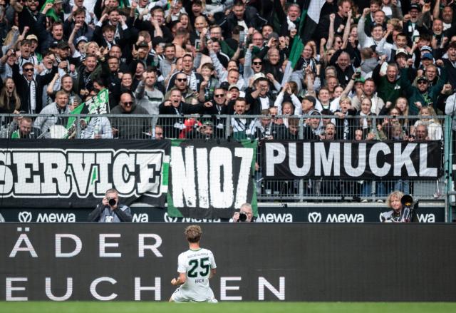 16 May 2026, North Rhine-Westphalia, Moenchengladbach: Borussia Moenchengladbach's Robin Hack celebrates scoring his side's fourth goal during the German Bundesliga soccer match between Borussia Moenchengladbach and TSG 1899 Hoffenheim at Borussia-Park Stadium. Photo: Fabian Strauch/dpa - WICHTIGER HINWEIS: Gemäß den Vorgaben der DFL Deutsche Fußball Liga bzw. des DFB Deutscher Fußball-Bund ist es untersagt, in dem Stadion und/oder vom Spiel angefertigte Fotoaufnahmen in Form von Sequenzbildern und/oder videoähnlichen Fotostrecken zu verwerten bzw. verwerten zu lassen.