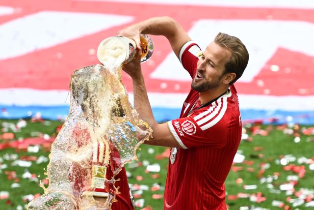 16 May 2026, Bavaria, Munich: Bayern Munich's Harry Kane (R) douses Konrad Laimer with beer during the championship celebration after the German Bundesliga soccer match between Bayern Munich and 1. FC Cologne at Allianz Arena. Photo: Sven Hoppe/dpa - IMPORTANT NOTICE: DFL and DFB regulations prohibit any use of photographs as image sequences and/or quasi-video.
