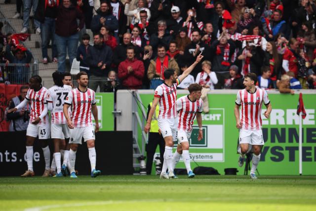 16 May 2026, Baden-Wuerttemberg, Freiburg im Breisgau: Freiburg players celebrate their side's fourth goal during the German Bundesliga soccer match between SC Freiburg and RB Leipzig at Europa-Park Stadium. Photo: Philipp von Ditfurth/dpa - WICHTIGER HINWEIS: Gemäß den Vorgaben der DFL Deutsche Fußball Liga bzw. des DFB Deutscher Fußball-Bund ist es untersagt, in dem Stadion und/oder vom Spiel angefertigte Fotoaufnahmen in Form von Sequenzbildern und/oder videoähnlichen Fotostrecken zu verwerten bzw. verwerten zu lassen.