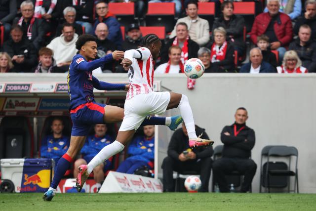 16 May 2026, Baden-Wuerttemberg, Freiburg im Breisgau: Leipzig's Tidiam Gomis (L) and Freiburg's Bruno Ogbus battle for the ball during the German Bundesliga soccer match between SC Freiburg and RB Leipzig at Europa-Park Stadium. Photo: Philipp von Ditfurth/dpa - WICHTIGER HINWEIS: Gemäß den Vorgaben der DFL Deutsche Fußball Liga bzw. des DFB Deutscher Fußball-Bund ist es untersagt, in dem Stadion und/oder vom Spiel angefertigte Fotoaufnahmen in Form von Sequenzbildern und/oder videoähnlichen Fotostrecken zu verwerten bzw. verwerten zu lassen.