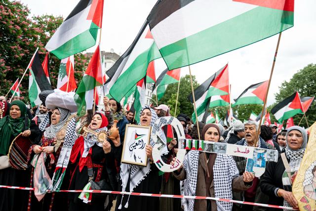 16 May 2026, Berlin: People take part in a pro-Palestine demonstration titled "End the Occupation of Palestine. 78 Years Since Al-Nakba". Photo: Fabian Sommer/dpa