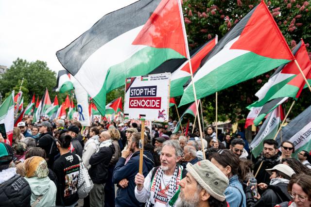 16 May 2026, Berlin: People take part in a pro-Palestine demonstration titled "End the Occupation of Palestine. 78 Years Since Al-Nakba". Photo: Fabian Sommer/dpa