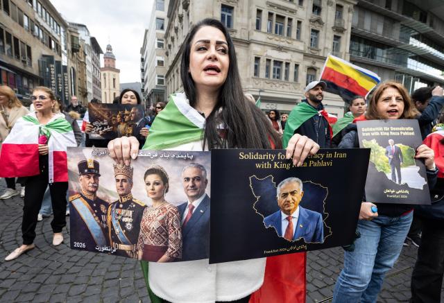 16 May 2026, Hesse, Frankfurt/Main: People take part in a demonstration at Rathenauplatz in support of the Iranian opposition politician and son of the Shah, Mohammad Reza Pahlavi. Photo: Boris Roessler/dpa