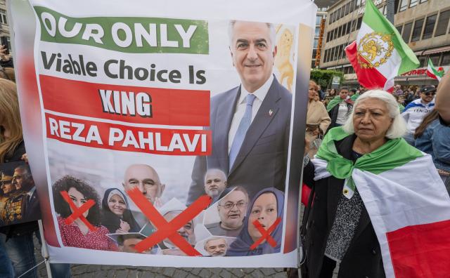 16 May 2026, Hesse, Frankfurt/Main: People take part in a demonstration at Rathenauplatz in support of the Iranian opposition politician and son of the Shah, Mohammad Reza Pahlavi. Photo: Boris Roessler/dpa