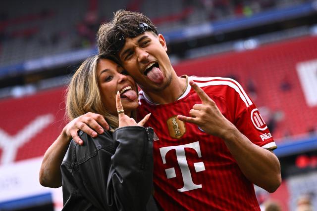16 May 2026, Bavaria, Munich: Bayern Munich's Tom Bischof (R) celebrates winning the German championship after the German Bundesliga soccer match between Bayern Munich and 1. FC Cologne at Allianz Arena. Photo: Tom Weller/dpa - IMPORTANT NOTICE: DFL and DFB regulations prohibit any use of photographs as image sequences and/or quasi-video.