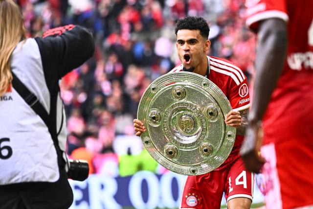 16 May 2026, Bavaria, Munich: Bayern Munich's Luis Diaz (C) celebrates winning the German championship with the trophy after the German Bundesliga soccer match between Bayern Munich and 1. FC Cologne at Allianz Arena. Photo: Tom Weller/dpa - IMPORTANT NOTICE: DFL and DFB regulations prohibit any use of photographs as image sequences and/or quasi-video.