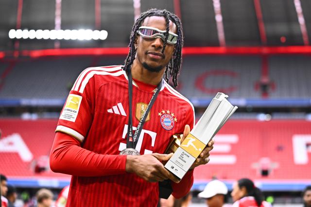 16 May 2026, Bavaria, Munich: Bayern Munich's Michael Olise celebrates with the "Player of the Season" trophy, after the German Bundesliga soccer match between Bayern Munich and 1. FC Cologne at Allianz Arena. Photo: Tom Weller/dpa - IMPORTANT NOTICE: DFL and DFB regulations prohibit any use of photographs as image sequences and/or quasi-video.