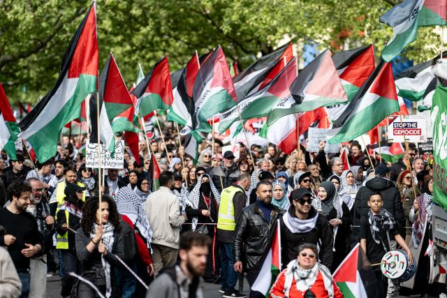16 May 2026, Berlin: People take part in a pro-Palestine demonstration titled "End the Occupation of Palestine. 78 Years Since Al-Nakba". Photo: Fabian Sommer/dpa