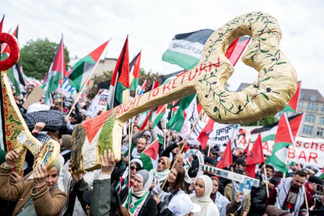 16 May 2026, Berlin: People hold symbolic keys during a pro-Palestine demonstration titled "End the Occupation of Palestine. 78 Years Since Al-Nakba". Photo: Fabian Sommer/dpa