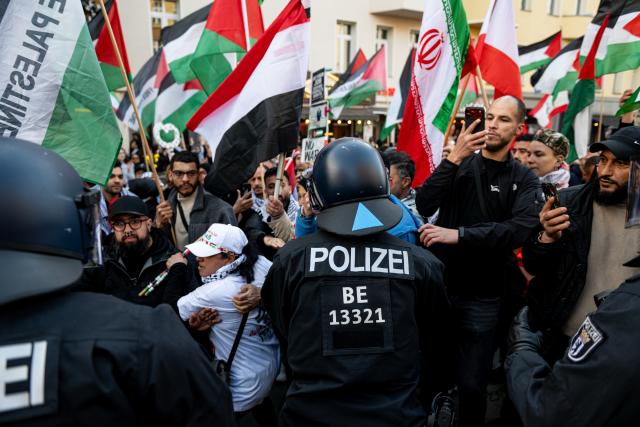 16 May 2026, Berlin: Police move into the crowd during a pro-Palestine demonstration titled "End the Occupation of Palestine. 78 Years Since Al-Nakba". Photo: Fabian Sommer/dpa