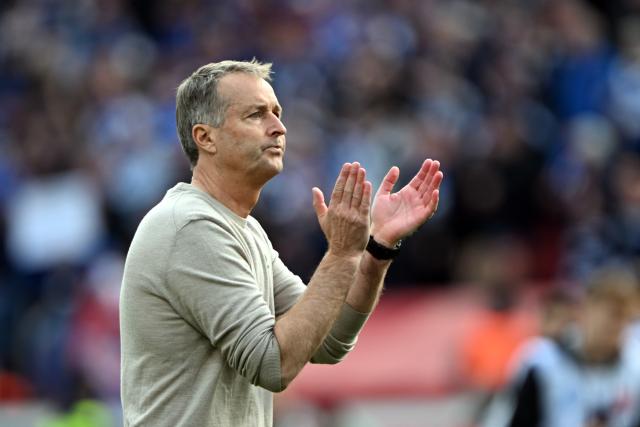 16 May 2026, North Rhine-Westphalia, Leverkusen: Bayer Leverkusen coach Kasper Hjulmand bids farewell to the fans after the German Bundesliga soccer match between Bayer Leverkusen and Hamburger SV at BayArena. Photo: Federico Gambarini/dpa - WICHTIGER HINWEIS: Gemäß den Vorgaben der DFL Deutsche Fußball Liga bzw. des DFB Deutscher Fußball-Bund ist es untersagt, in dem Stadion und/oder vom Spiel angefertigte Fotoaufnahmen in Form von Sequenzbildern und/oder videoähnlichen Fotostrecken zu verwerten bzw. verwerten zu lassen.