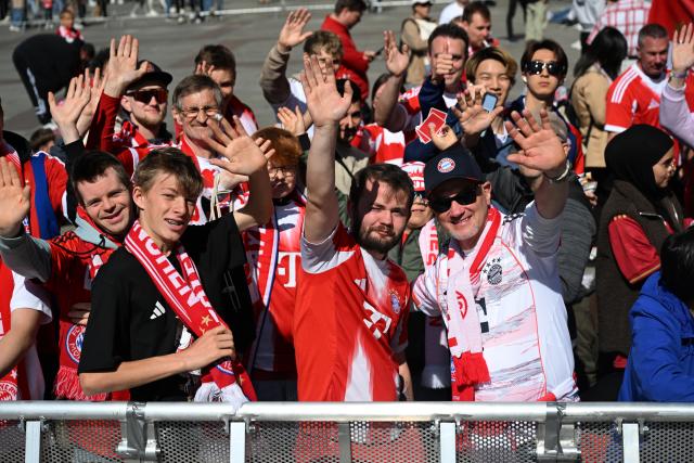 17 May 2026, Bavaria, Munich: Bayern Munich fans stand at Marienplatz before the arrival of FC Bayern players to celebrate the German Bundesliga championship on the balcony of City Hall. Photo: Felix Hörhager/dpa