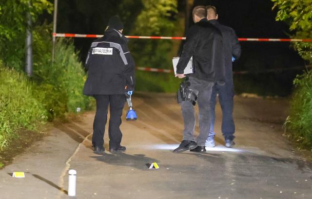 17 May 2026, North Rhine-Westphalia, Remscheid: Emergency responders secure evidence on a street at the scene of the incident. One of two men was seriously injured during an altercation in Remscheid. Photo: Matthi Rosenkranz/dpa