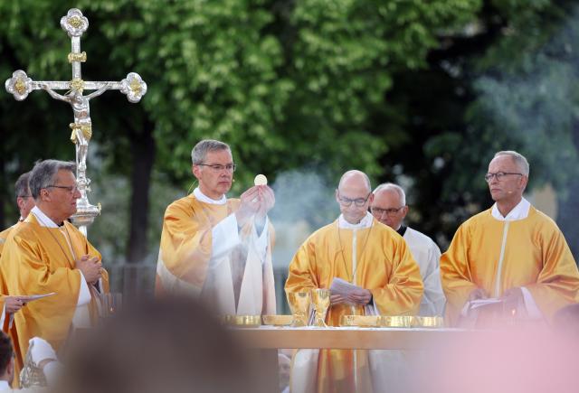 17 May 2026, Bavaria, Wuerzburg: Chairman of the German Bishops' Conference Heiner Wilmer (2nd L) and Bishop of Wuerzburg Franz Jung (3rd L) stand on Residenzplatz during the closing Mass of the 104th Catholic Day. Photo: Karl-Josef Hildenbrand/dpa - ACHTUNG: Nur zur redaktionellen Verwendung und nur mit vollständiger Nennung des vorstehenden Credits