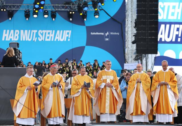 17 May 2026, Bavaria, Wuerzburg: Chairman of the German Bishops' Conference Heiner Wilmer (3rd R) and Bishop of Wuerzburg Franz Jung (2nd R) stand on Residenzplatz during the closing Mass of the 104th Catholic Day. Photo: Karl-Josef Hildenbrand/dpa - ACHTUNG: Nur zur redaktionellen Verwendung und nur mit vollständiger Nennung des vorstehenden Credits