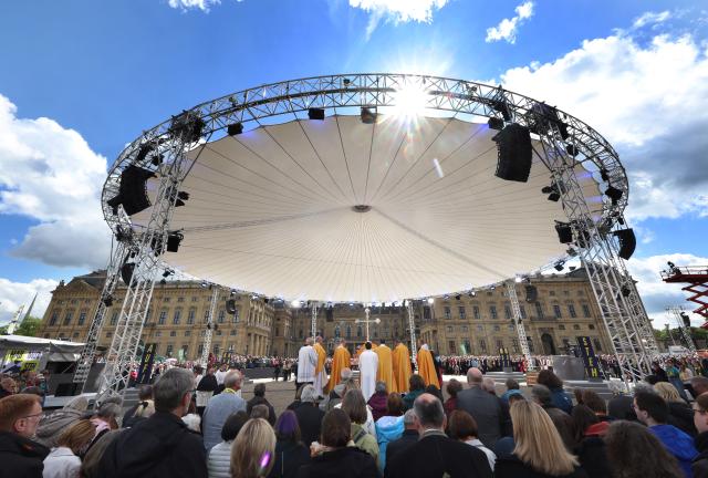17 May 2026, Bavaria, Wuerzburg: Visitors stand on Residenzplatz during the closing service of the 104th Catholic Day. Photo: Karl-Josef Hildenbrand/dpa - ACHTUNG: Nur zur redaktionellen Verwendung und nur mit vollständiger Nennung des vorstehenden Credits