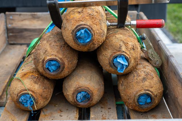 17 May 2026, Rheinland-Pfalz, Bitburg: Six 45-kg bombs and one 125-kg bomb from World War II are now on a pallet after being defused by the explosive ordnance disposal team. The unexploded ordnance, including the 125-kg bomb, was discovered during construction work in Bitburg. Photo: Harald Tittel/dpa