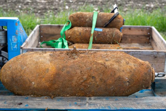 17 May 2026, Rheinland-Pfalz, Bitburg: A 125-kg bomb (Front) and six 45-kg bombs from World War II are now on pallets after being defused by the explosive ordnance disposal team. The unexploded ordnance was discovered during construction work. Photo: Harald Tittel/dpa