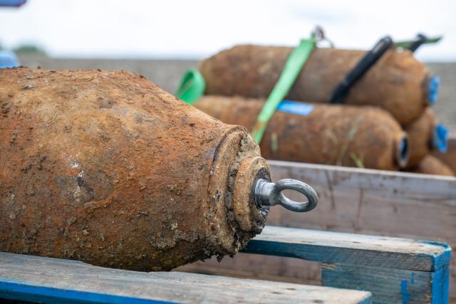 17 May 2026, Rheinland-Pfalz, Bitburg: A 125-kg bomb (Front) and six 45-kg bombs from World War II are now on pallets after being defused by the explosive ordnance disposal team. The unexploded ordnance was discovered during construction work. Photo: Harald Tittel/dpa