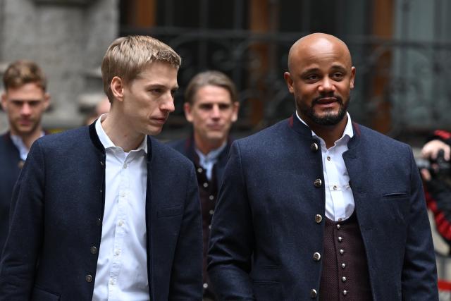 17 May 2026, Bavaria, Munich: Bayern Munich coach Vincent Kompany (R) and Mayor of Munich Dominik Krause arrive for the German Bundesliga championship celebrations at Marienplatz. Photo: Sven Hoppe/dpa