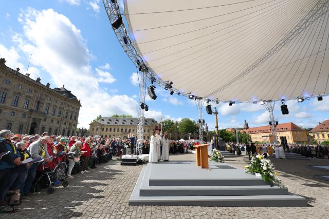 17 May 2026, Bavaria, Wuerzburg: Visitors sit at Residenzplatz during the closing service of the 104th Catholic Day. Photo: Karl-Josef Hildenbrand/dpa - ACHTUNG: Nur zur redaktionellen Verwendung und nur mit vollständiger Nennung des vorstehenden Credits