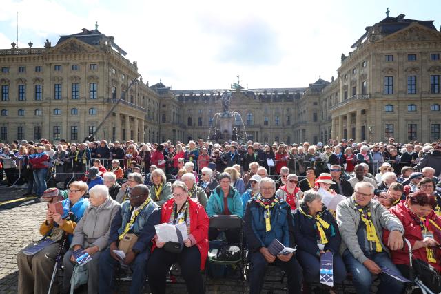 17 May 2026, Bavaria, Wuerzburg: Visitors sit at Residenzplatz during the closing service of the 104th Catholic Day. Photo: Karl-Josef Hildenbrand/dpa - ACHTUNG: Nur zur redaktionellen Verwendung und nur mit vollständiger Nennung des vorstehenden Credits