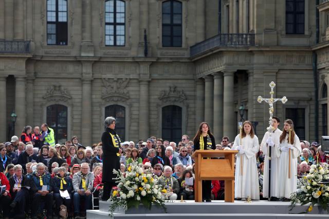 17 May 2026, Bavaria, Wuerzburg: Visitors sit at Residenzplatz during the closing service of the 104th Catholic Day. Photo: Karl-Josef Hildenbrand/dpa - ACHTUNG: Nur zur redaktionellen Verwendung und nur mit vollständiger Nennung des vorstehenden Credits