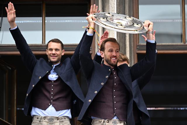 17 May 2026, Bavaria, Munich: Bayern Munich goalkeeper Manuel Neuer (L) and Harry Kane celebrate with the trophy on the town hall balcony during the German Bundesliga championship celebrations at Marienplatz. Photo: Sven Hoppe/dpa