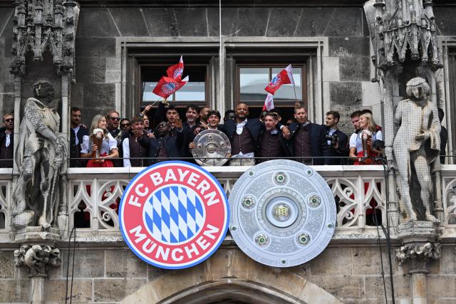 17 May 2026, Bavaria, Munich: Bayern Munich players, coaches, and staff celebrate with the trophy on the town hall balcony during the German Bundesliga championship celebrations at Marienplatz. Photo: Sven Hoppe/dpa