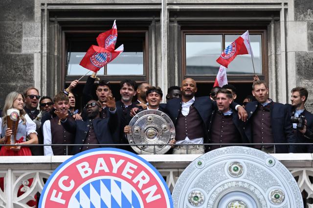 17 May 2026, Bavaria, Munich: Bayern Munich players, coaches, and staff celebrate with the trophy on the town hall balcony during the German Bundesliga championship celebrations at Marienplatz. Photo: Sven Hoppe/dpa