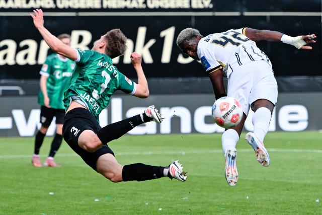 17 May 2026, Spiesen-Elversberg: Elversberg's David Mokwa and Muenster's Paul Jaeckel battle for the ball during the German 2nd Bundesliga soccer match between SV Elversberg and Preussen Muenster at the Ursapharm-Arena an der Kaiserlinde. Photo: Uwe Anspach/dpa - IMPORTANT NOTICE: DFL and DFB regulations prohibit any use of photographs as image sequences and/or quasi-video.
